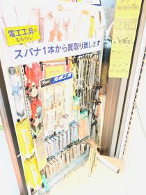 リサイクルショップリバース三原店　入り口全面に工具売り場を広げました