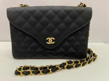 CHANELのバックとブローチ買取りました