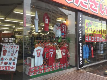 店頭ディスプレイに カープ グッズ スポーツ コーナー 完成です！