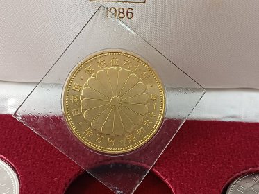 リサイクルショップリバース　天皇陛下御在位60年記念　10万円金貨20g  1万円銀貨　5百円白銅貨　ケース入り買取りました　竹原店