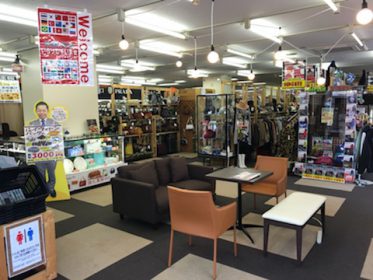 リサイクルショップ リバース東広島店 11月 売場リニューアル♪ 古着 衣類 服飾 家電製品 工具 ブランド陶器 腕時計 靴 かばん 帽子 カープグッズ