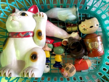 遺品整理に行ってきました　招き猫、ギフトタオル、オムツ、陶器、座布団、置き物、など