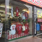 店頭ディスプレイに カープ グッズ スポーツ コーナー 完成です！