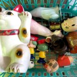 遺品整理に行ってきました　招き猫、ギフトタオル、オムツ、陶器、座布団、置き物、など